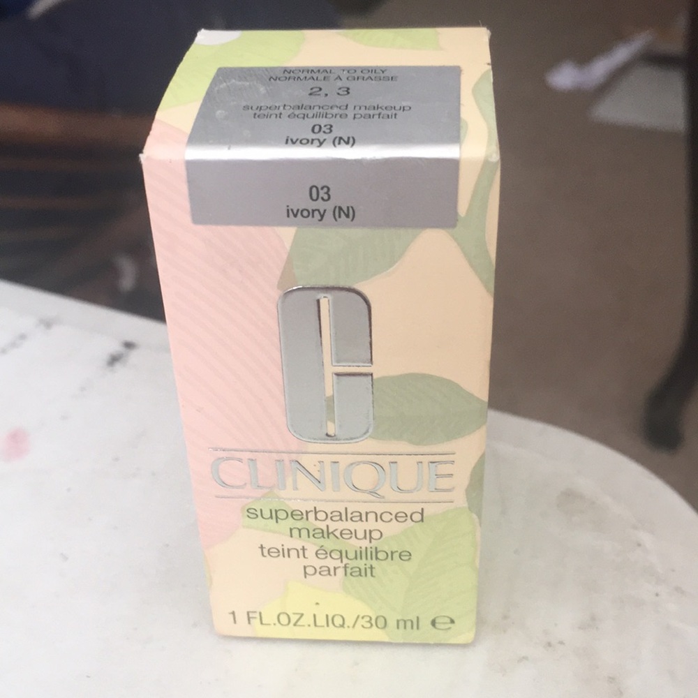 NWT Clinique Super-balanced make up